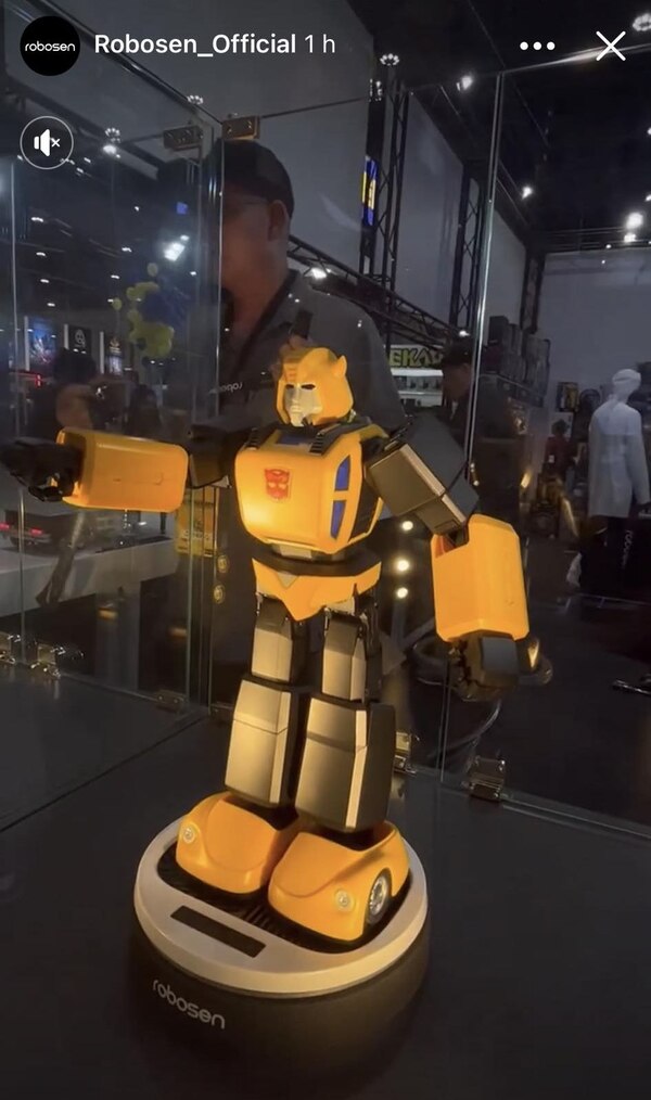 Image Of Robosen Transformers G1 Bumblebee Radio Controlled Robot (1 of 3)